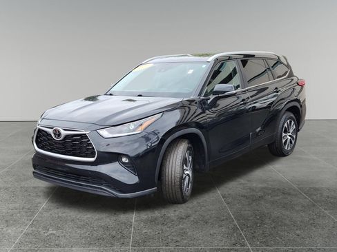 Used 2023 Toyota Highlander XLE FWD image 3