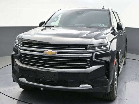 Used 2023 Chevrolet Suburban LT w/ Luxury Package image 3