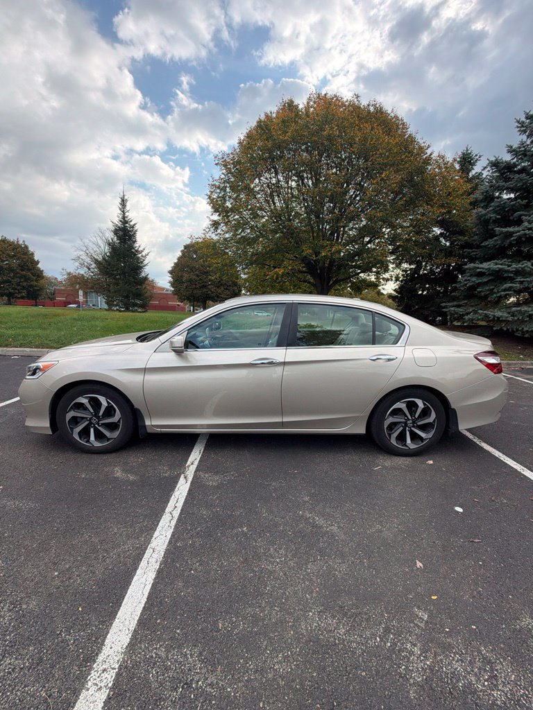 Used 2017 Honda Accord EX-L image 11