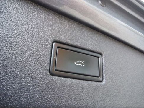 Used 2018 Volkswagen Tiguan SEL AWD/4WD image 45