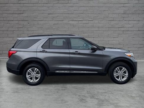 Used 2023 Ford Explorer XLT AWD/4WD image 8