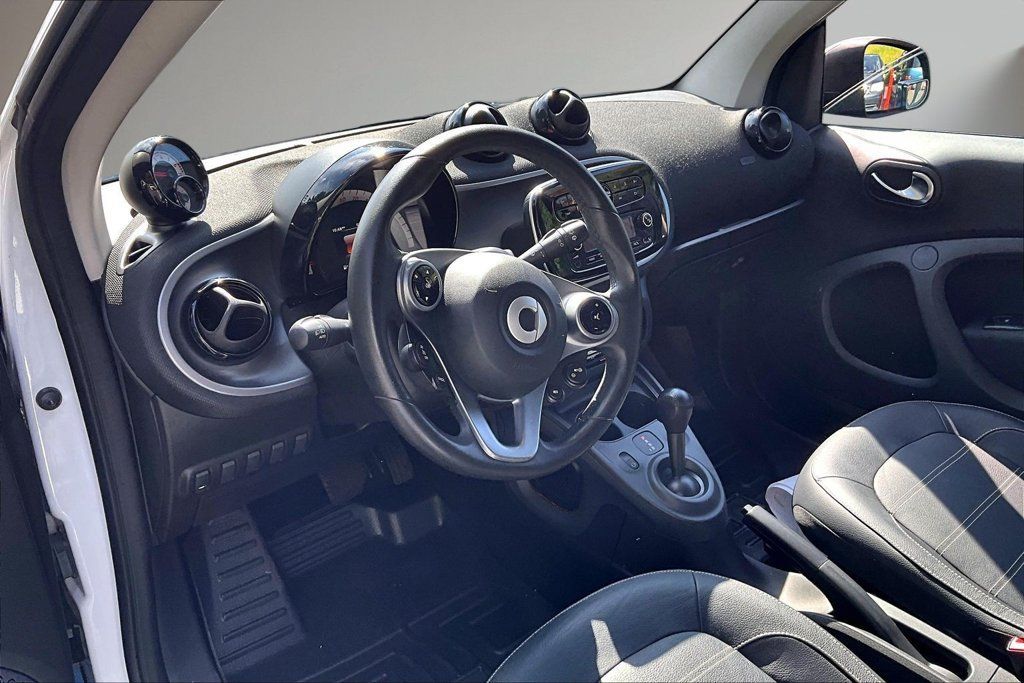 Used 2016 smart fortwo Prime RWD image 16