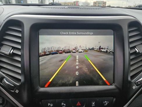 Used 2017 Jeep Cherokee Overland w/ Technology Group image 14