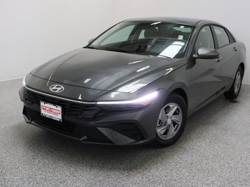 Used 2025 Hyundai Elantra SE image 2