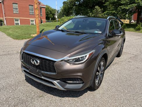 Used 2018 INFINITI QX30 Premium w/ Navigation Package image 3