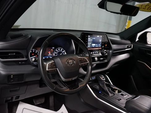 Used 2022 Toyota Highlander XSE FWD image 11
