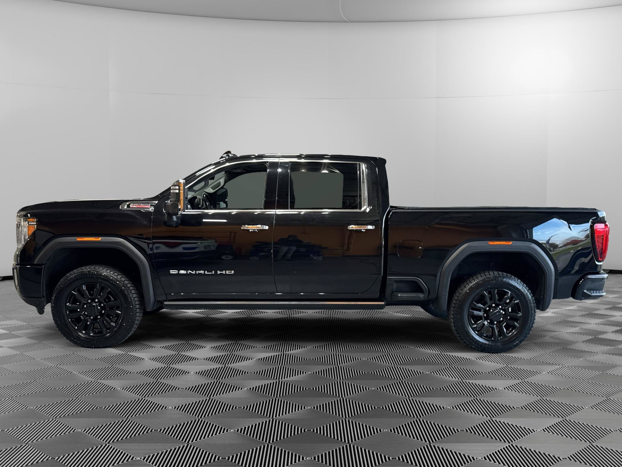 Used 2023 GMC Sierra 3500 Denali w/ Denali Black Diamond Edition AWD/4WD image 2