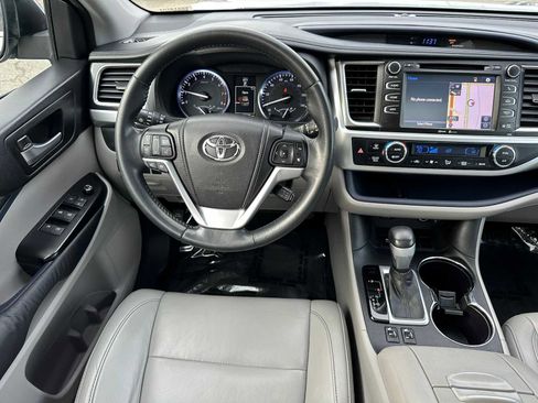 Used 2014 Toyota Highlander XLE image 17