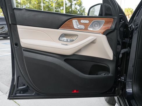 Used 2021 Mercedes-Benz GLS 450 4MATIC image 31