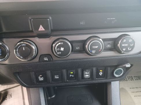 Used 2019 Toyota Tacoma TRD Sport w/ Technology Package image 12