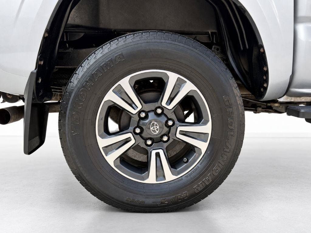 Used 2018 Toyota Tacoma SR AWD/4WD image 18