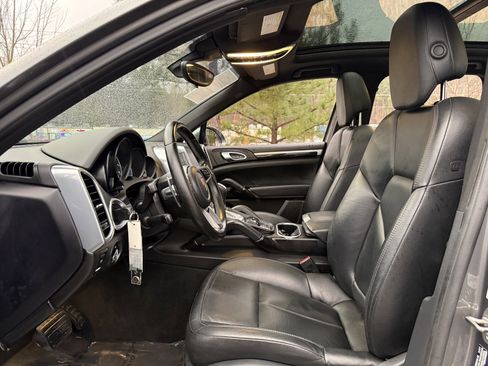 Used 2018 Porsche Cayenne Platinum Edition image 38