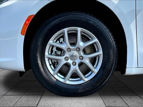 Used 2024 Chrysler Pacifica Touring-L FWD image 37