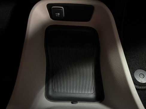 Used 2024 Chrysler Pacifica Touring-L FWD image 32