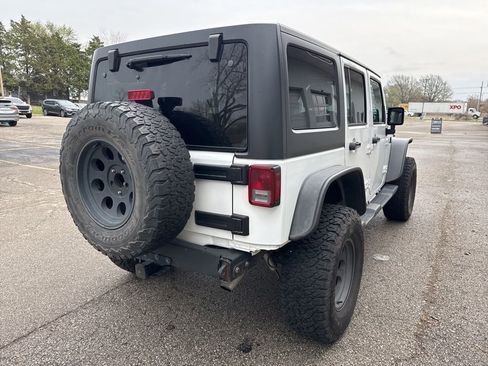 Used 2017 Jeep Wrangler Unlimited Sahara AWD/4WD image 3