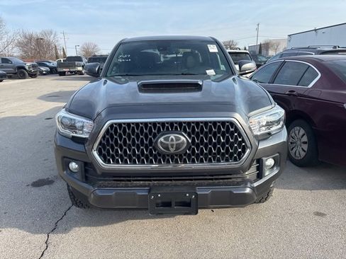 Used 2019 Toyota Tacoma TRD Sport image 2