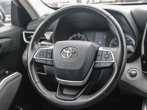 Used 2022 Toyota Highlander LE FWD image 16