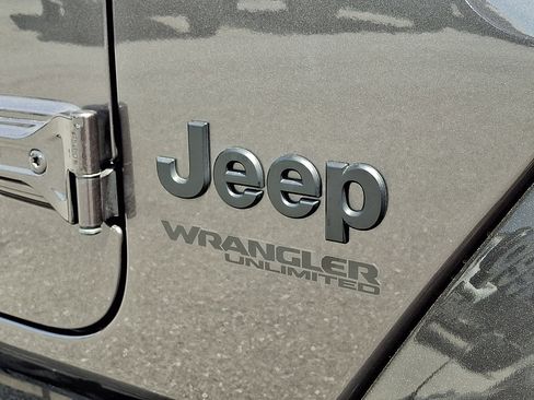 Used 2021 Jeep Wrangler Unlimited Sahara AWD/4WD image 30