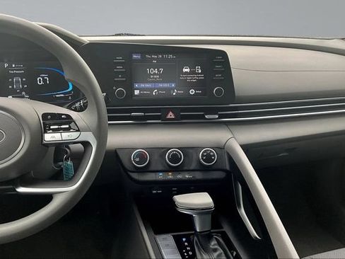 Used 2025 Hyundai Elantra SE FWD image 9