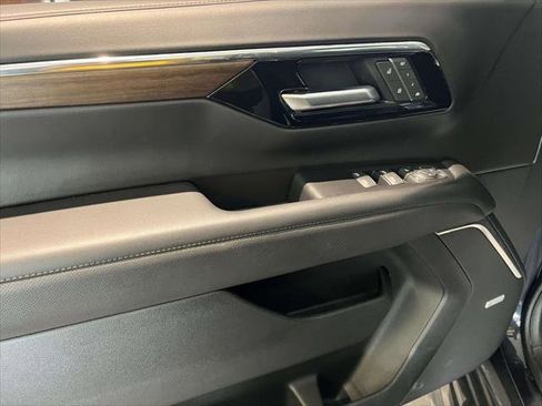 Used 2025 Chevrolet Suburban High Country image 15