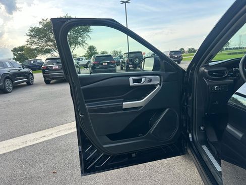 Used 2021 Ford Explorer Limited w/ Hybrid Equipment Group 310A AWD/4WD image 11