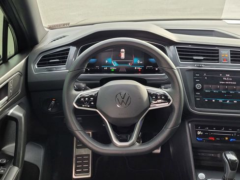Used 2023 Volkswagen Tiguan SE R-Line image 13