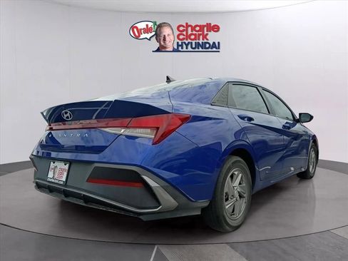Used 2024 Hyundai Elantra SE FWD image 3