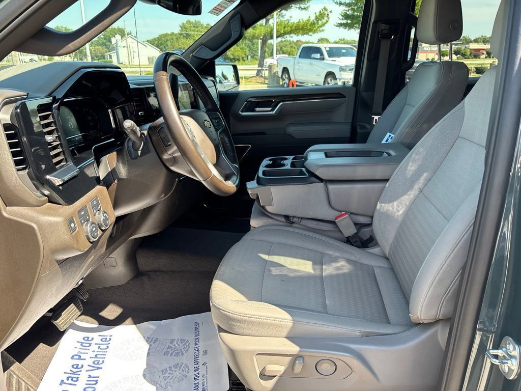 Used 2025 Chevrolet Silverado 1500 LT AWD/4WD image 34