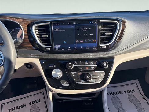 Used 2023 Chrysler Pacifica Limited image 15
