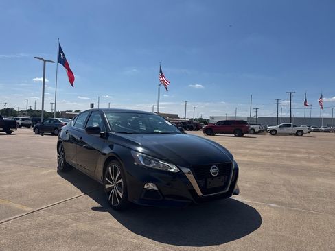 Certified 2021 Nissan Altima 2.5 SR FWD image 1