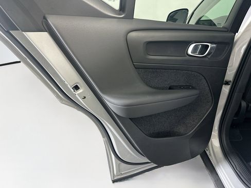 Used 2025 Volvo XC40 B5 Plus image 28