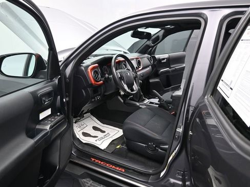 Used 2017 Toyota Tacoma TRD Off-Road image 13