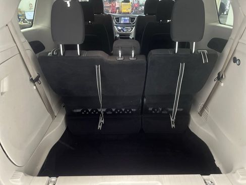 Used 2022 Chrysler Voyager LX FWD image 13