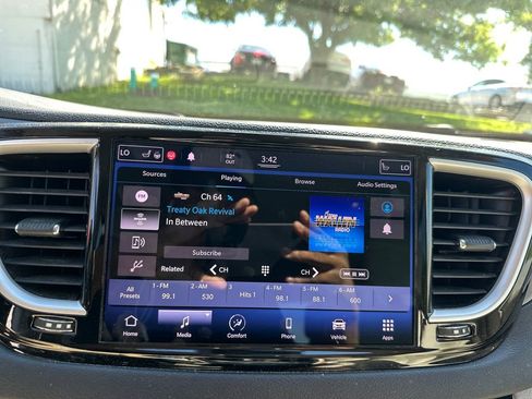 Used 2021 Chrysler Pacifica Touring-L FWD image 16
