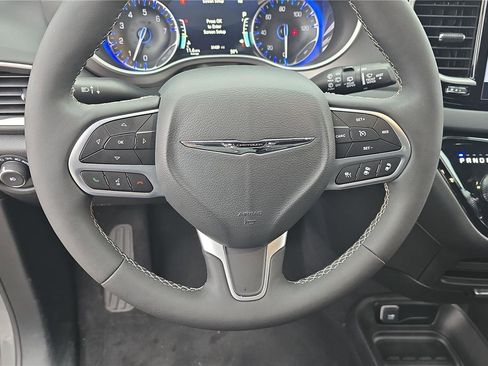Used 2025 Chrysler Pacifica Select FWD image 27