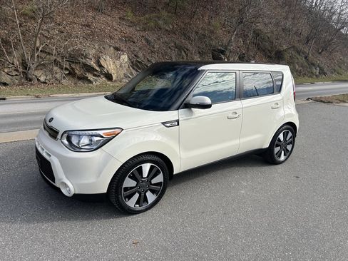 Used 2016 Kia Soul ! w/ Premium Package image 2