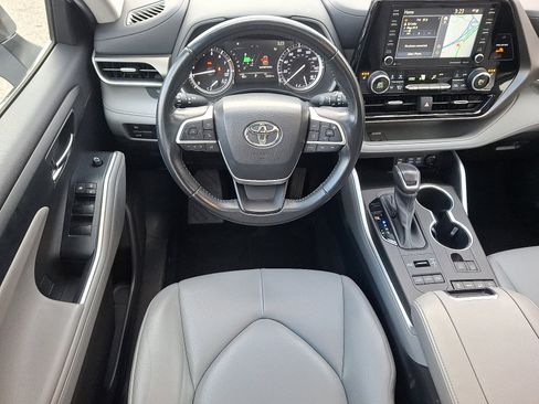 Used 2022 Toyota Highlander XLE image 11