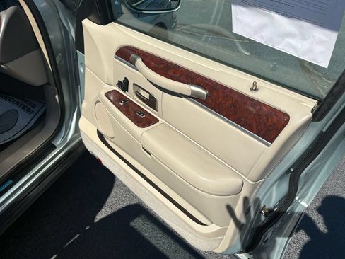 Used 2007 Lincoln Town Car Signature RWD image 16