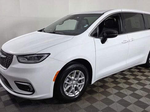 New 2026 Chrysler Pacifica Select image 3
