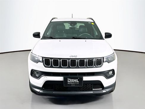 Used 2024 Jeep Compass Latitude image 3