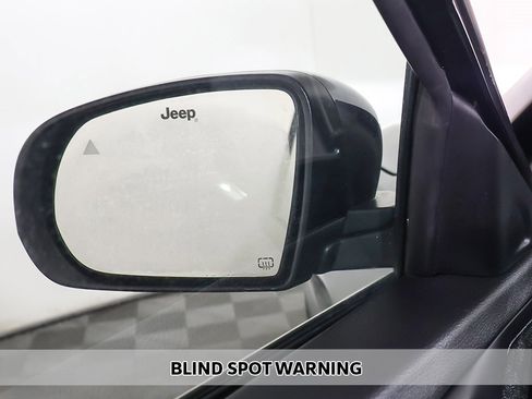 Used 2022 Jeep Compass Latitude image 3