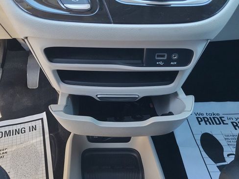 Used 2020 Chrysler Voyager L FWD image 34