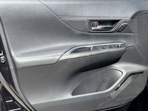 Used 2023 Toyota Venza XLE image 12