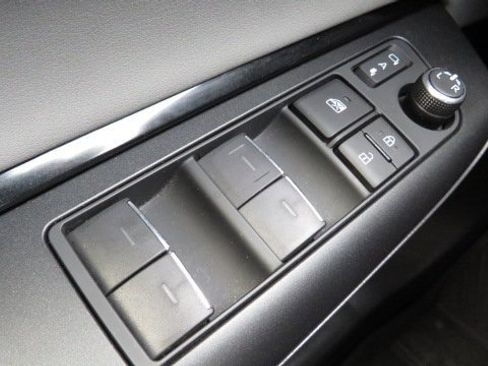 Used 2022 Toyota Venza LE image 24