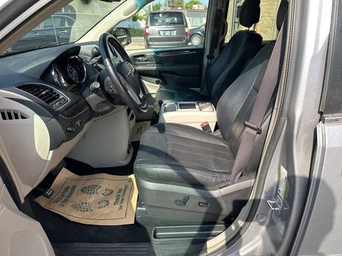 Used 2015 Chrysler Town & Country Touring FWD image 20