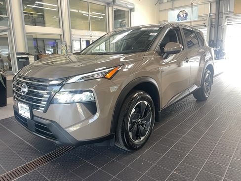 Used 2024 Nissan Rogue SV w/ SV Premium Package image 2