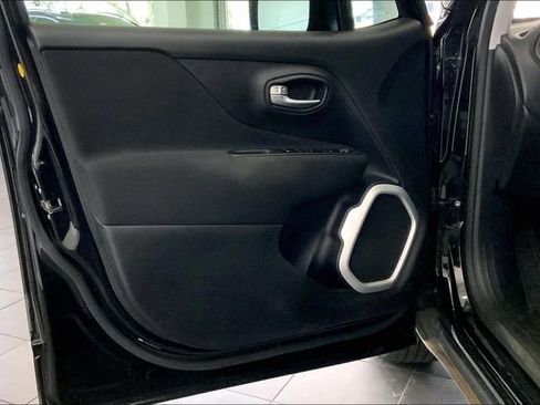 Used 2020 Jeep Renegade Latitude FWD image 10
