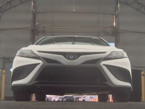 Used 2022 Toyota Camry SE w/ Convenience Package image 4