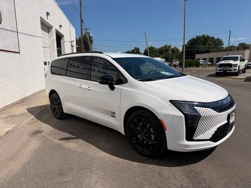 New 2027 Chrysler Pacifica Select AWD/4WD image 3