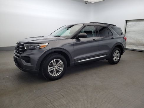 Used 2022 Ford Explorer XLT AWD/4WD image 2